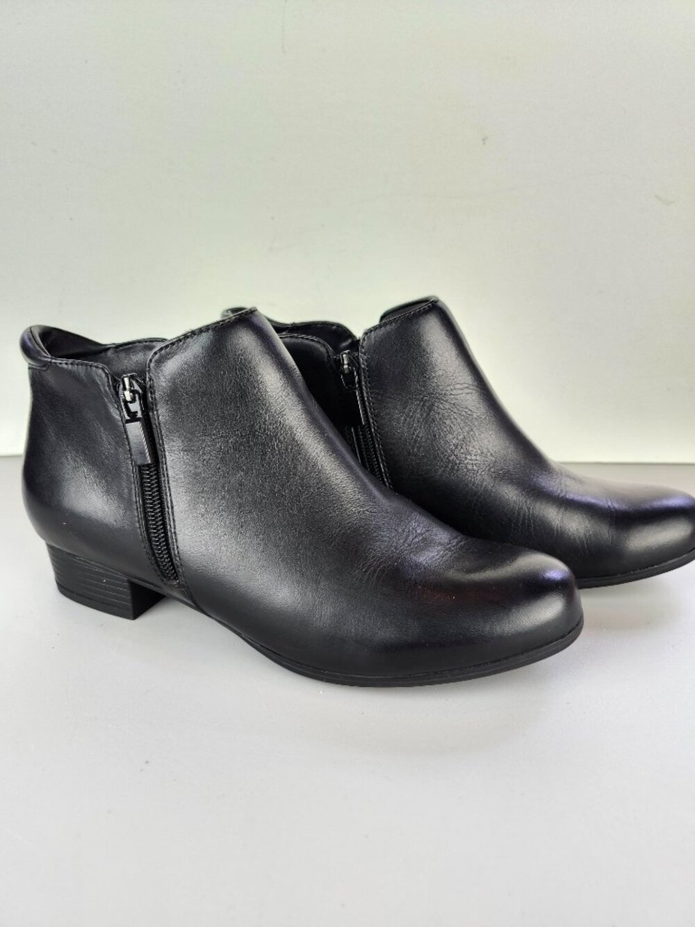 Trotters Major Black Leather Booties Size 7.5
